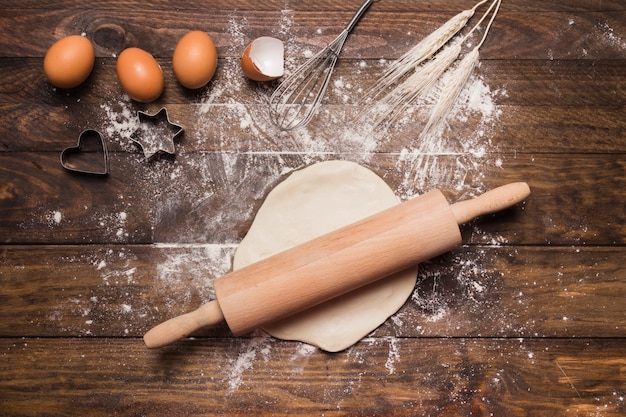 Kostenloses Foto bäckereizusammensetzung mit teig