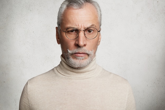 Kostenloses Foto bärtiger grauhaariger älterer mann mit rollkragenpullover