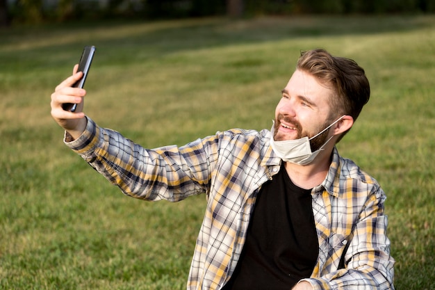 Kostenloses Foto bärtiger junger mann, der ein selfie macht