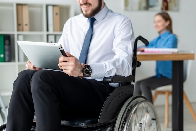 Kostenloses Foto bärtiger mann, der an einem laptop im büro arbeitet