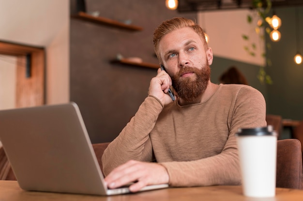 Bärtiger Mann, der während der Arbeit nachdenklich ist