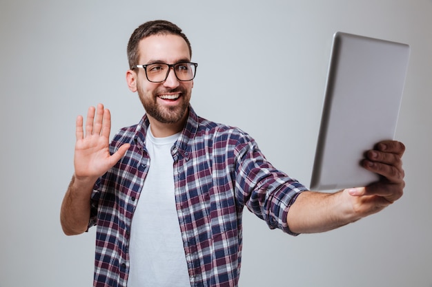 Bärtiger Mann in den Augen, die Selfie auf Tablet-Computer machen