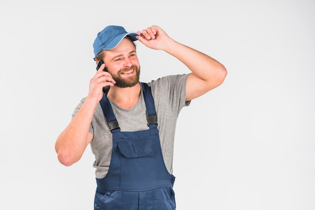 Bärtiger Mann in der Gesamtheit, die durch Telefon spricht