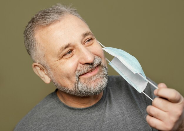 Bärtiger Mann mit chirurgischer Maske