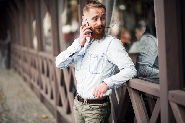 Bärtiger Mann mit Telefon