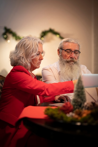 Bärtiger Mann und Frau, die Weihnachten feiert