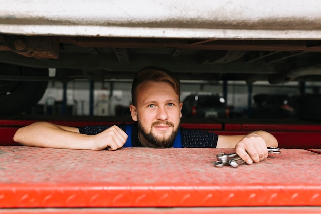 Bärtiger Mechaniker an der Garage