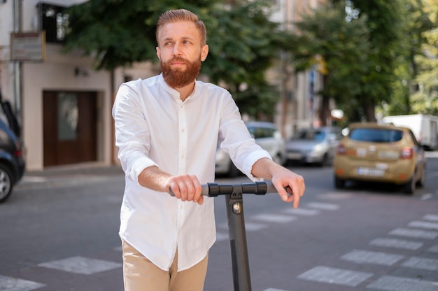 Bärtiger moderner Mann der Vorderansicht auf Roller