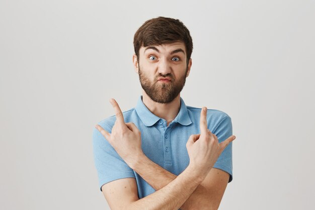 Bärtiges Porträt eines jungen Mannes mit blauem T-Shirt