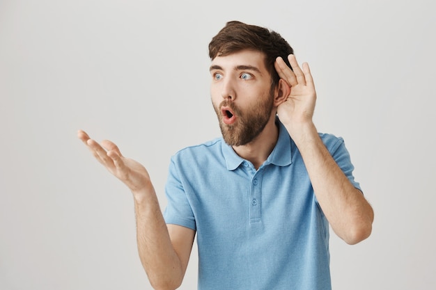 Bärtiges Porträt eines jungen Mannes mit blauem T-Shirt