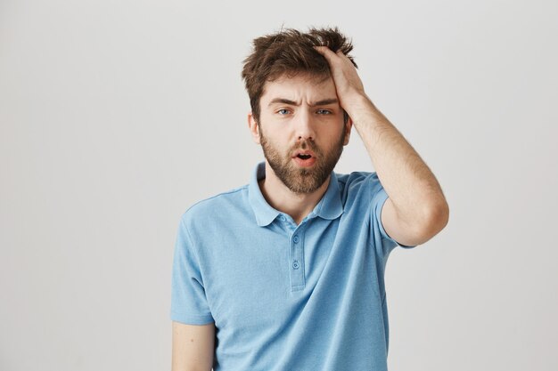 Bärtiges Porträt eines jungen Mannes mit blauem T-Shirt