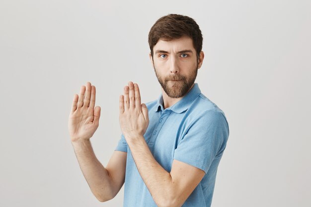 Bärtiges Porträt eines jungen Mannes mit blauem T-Shirt