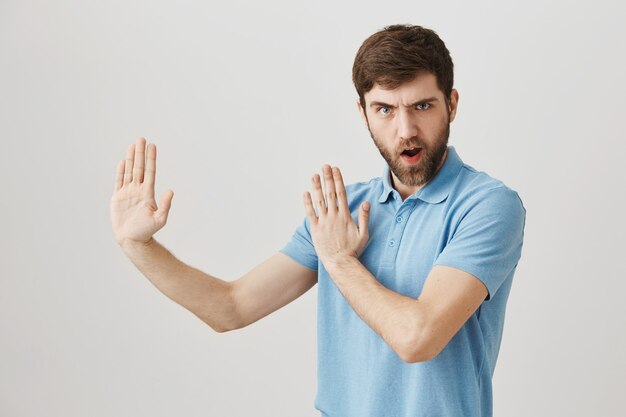 Bärtiges Porträt eines jungen Mannes mit blauem T-Shirt