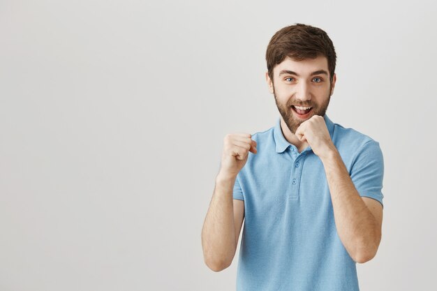 Bärtiges Porträt eines jungen Mannes mit blauem T-Shirt