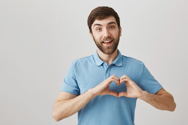 Bärtiges Porträt eines jungen Mannes mit blauem T-Shirt