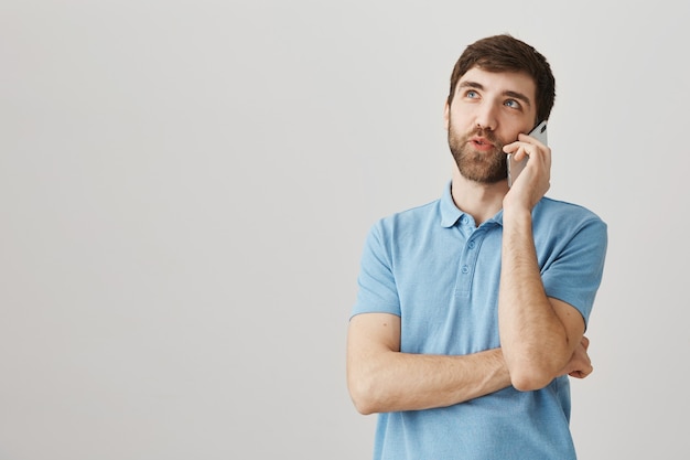 Bärtiges Porträt eines jungen Mannes mit blauem T-Shirt