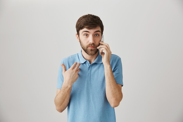 Bärtiges Porträt eines jungen Mannes mit blauem T-Shirt