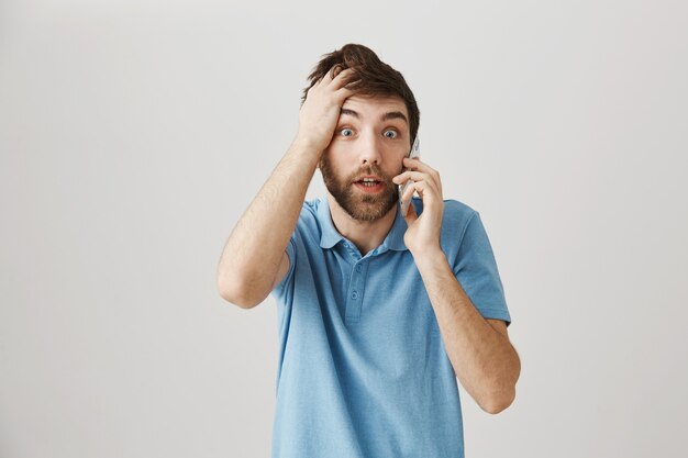 Bärtiges Porträt eines jungen Mannes mit blauem T-Shirt