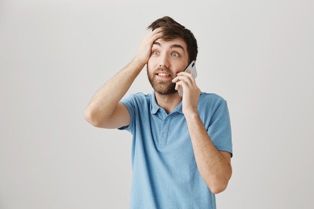 Bärtiges Porträt eines jungen Mannes mit blauem T-Shirt