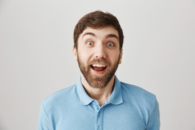 Bärtiges Porträt eines jungen Mannes mit blauem T-Shirt