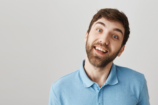 Bärtiges Porträt eines jungen Mannes mit blauem T-Shirt