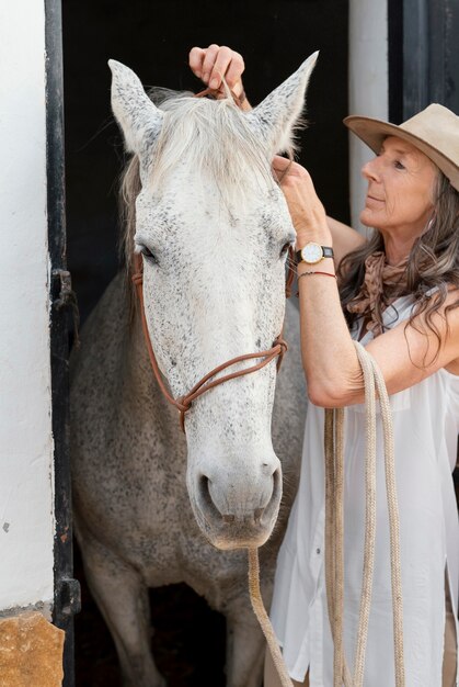 Bäuerin mit ihrem Pferd auf der Ranch