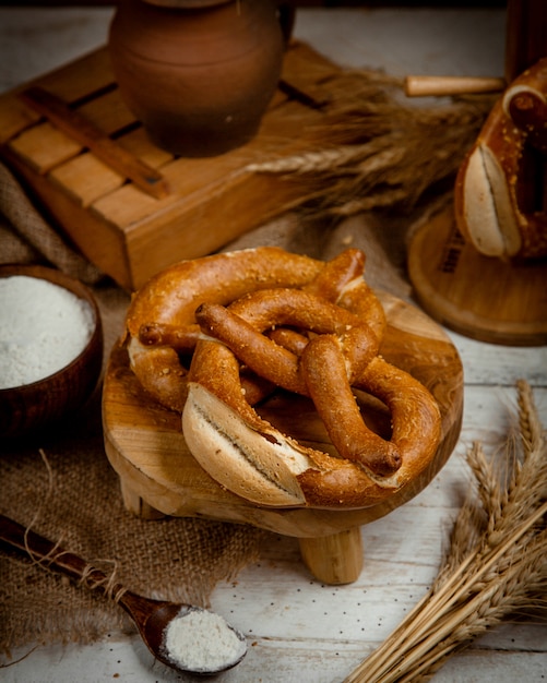 Bagel auf dem hölzernen Schreibtisch