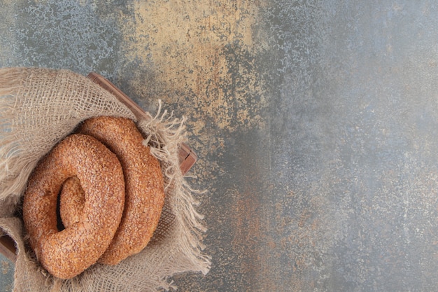 Bagels in einem Stück Stoff verschachtelt