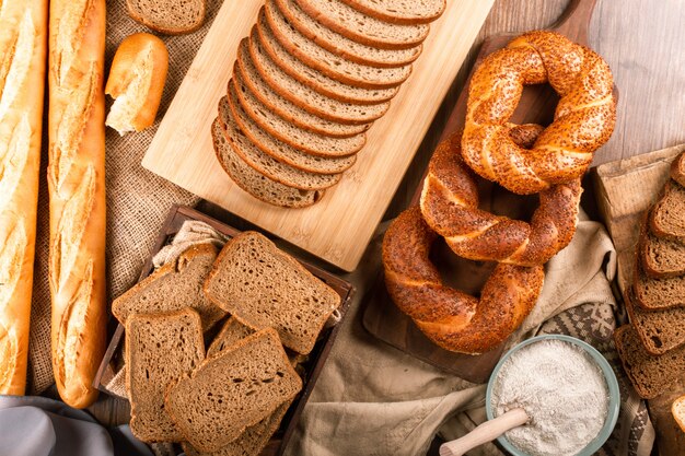 Bagels mit französischem Baguette und Brotscheiben