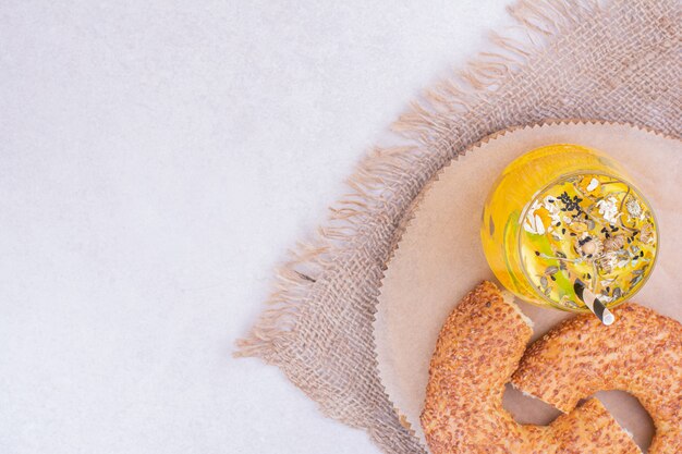 Bagelstücke mit einem Glas Limonade