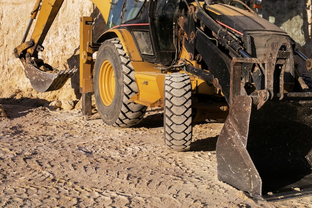 Bagger gräbt bei Tageslicht in den Boden