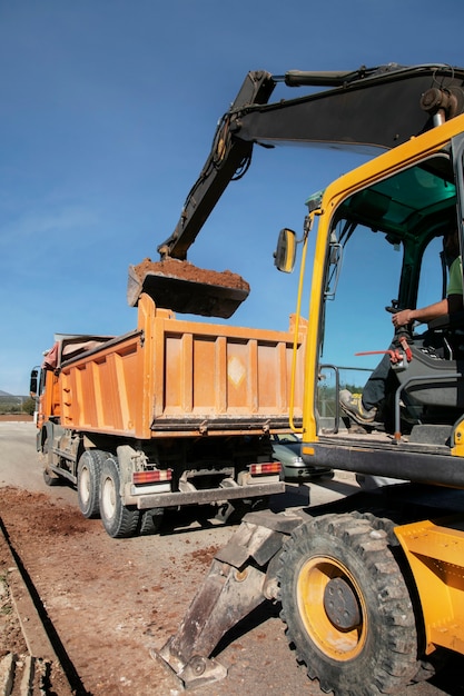 Bagger gräbt bei Tageslicht in den Boden