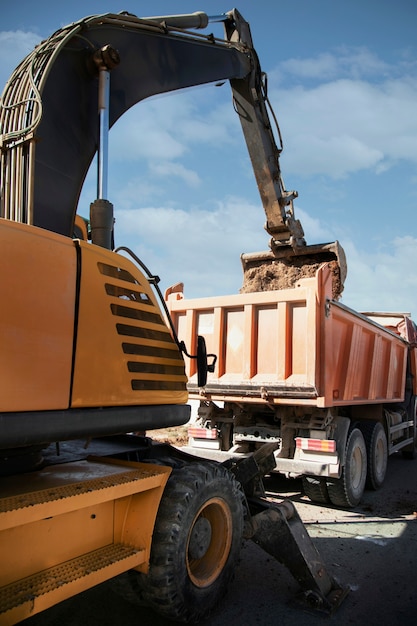 Bagger gräbt bei Tageslicht in den Boden