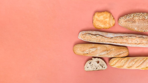 Baguette-Brot; Laib; Blätterteigbrötchen auf farbigem Hintergrund