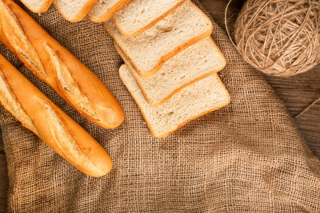 Kostenloses Foto baguette mit scheiben von dunklem und weißem brot