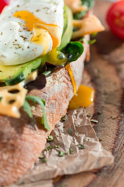 Baguette und Käse auf Holz