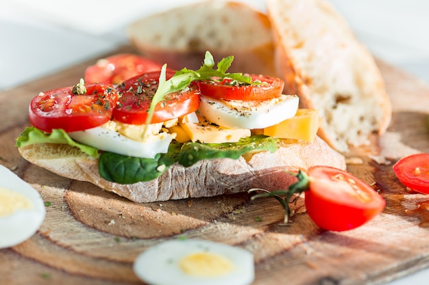 Baguette und Käse auf Holzbrett