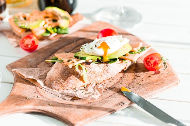 Baguette und Käse auf Holzbrett