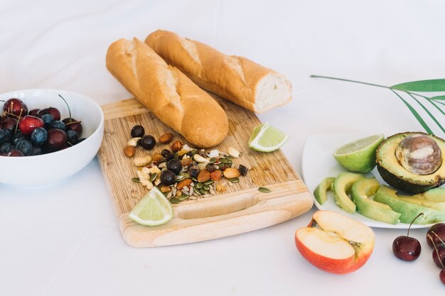 Baguettebrot; trockene Früchte und Früchte auf weißem Hintergrund