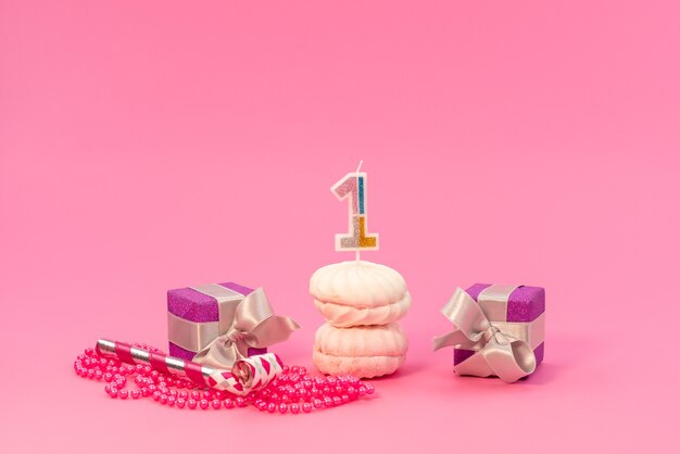 Baiser und Kisten der Vorderansicht auf rosa, kuchenfarbenem Geburtstag