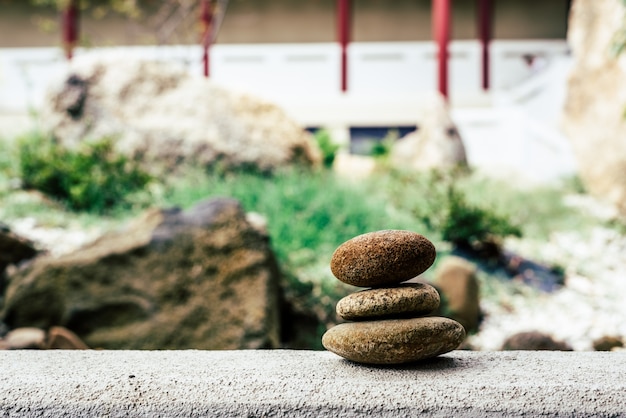 Balance Stein in einem ruhigen Tempel Hintergrund
