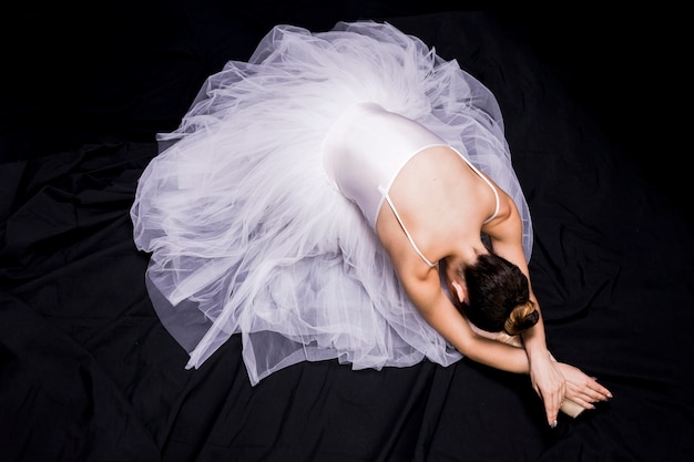 Ballerina des hohen Winkels auf dunklem Hintergrund