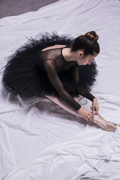 Kostenloses Foto ballerina, die spitzenschuhe anzieht