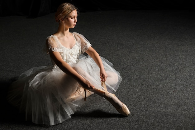 Ballerina im Ballettröckchenkleid, das mit Kopienraum aufwirft