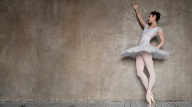 Kostenloses Foto ballerina im tutu-kleid mit kopierraum