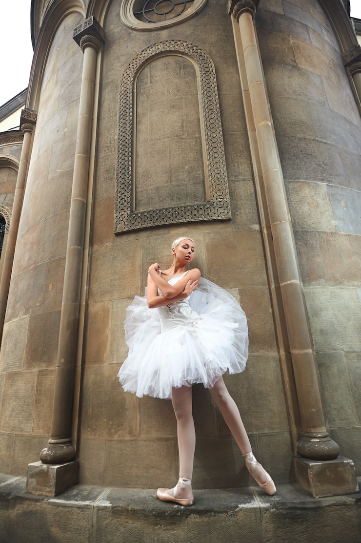 Kostenlose Foto ballerina in der nähe einer alten burg