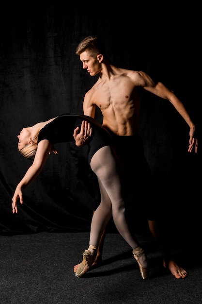 Ballerina von Mann in Pose gehalten