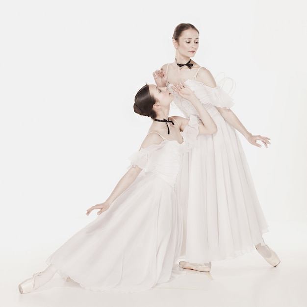Ballerinas posieren im romantischen Kleid