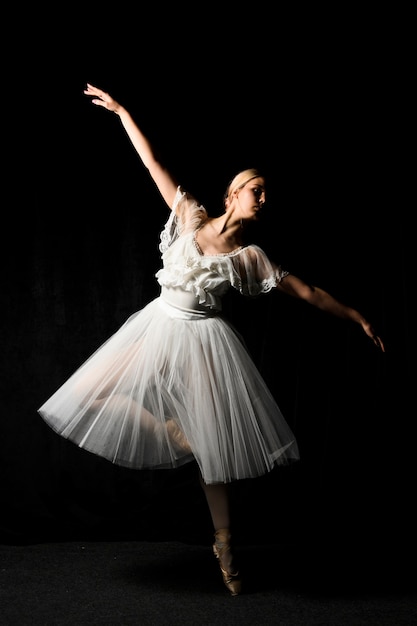 Ballerinatanzen im Ballettröckchenkleid mit Spitzenschuhen