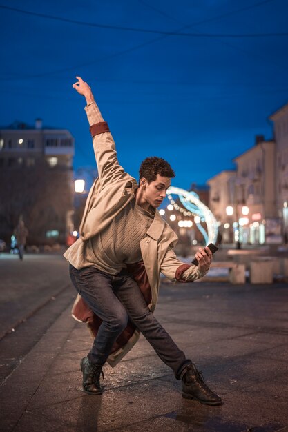 Balletttänzer des hohen Winkels, der nachts durchführt